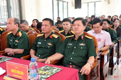 Đại tá Nguyễn Hữu Đàn - Phó Tham mưu trưởng Quân khu 4 dự khai mạc diễn tập tác chiến trong khu vực phòng thủ phường Hà Huy Tập.