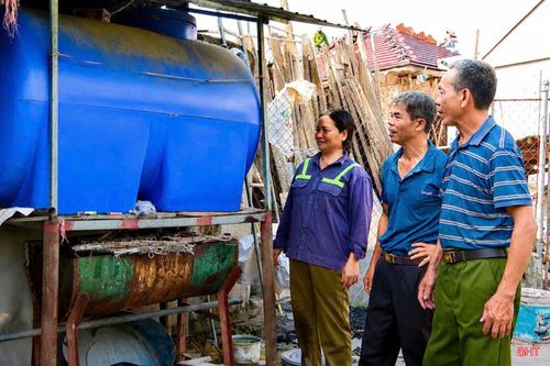 Bà Hồ Thị Tý cho biết: “Nước lúc trong, lúc đục, có mùi phèn nên chúng tôi cũng rất lo. Gia đình từng tính chuyện khoan giếng để lấy nước ngầm, nhưng khu vực này nước bị nhiễm phèn, nhiễm mặn nên cũng khó sử dụng. Không có nguồn nước sạch, chúng tôi dùng nước mưa và nước giếng ở các cánh đồng để sinh hoạt”.