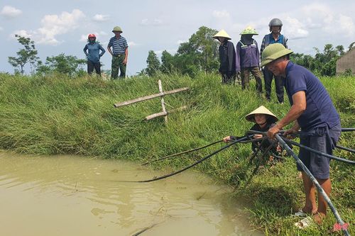 Hằng ngày, người dân phải lấy nước từ 7 giếng đào nằm rải rác trên các cánh đồng để ăn uống, tắm giặt và sinh hoạt.