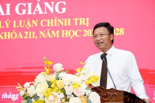 Hiệu trưởng Trường Chính trị Trần Phú Phan Duy Vĩnh phát biểu tại lễ khai giảng.