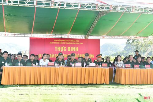 Đại biểu theo dõi thực hành diễn tập.