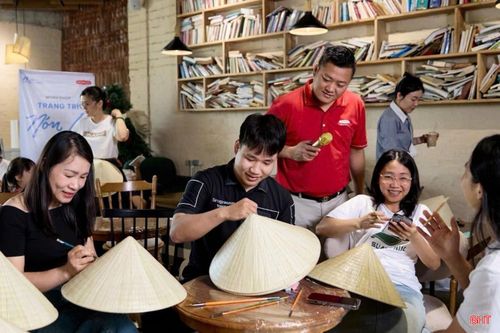 Các workshop thủ công trở thành không gian để Gen Z tự tay trải nghiệm, sáng tạo và tạo dấu ấn riêng trên từng sản phẩm.