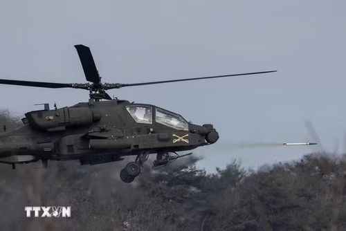 Trực thăng AH-64E Apache tham gia cuộc tập trận bắn đạn thật Hàn-Mỹ tại thao trường Rodriguez ở Pocheon (Hàn Quốc), ngày 10/2/2025. (Ảnh minh họa: Yonhap/TTXVN)