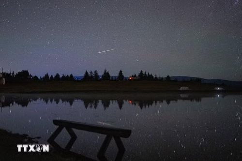 Mưa sao băng Perseid trên bầu trời tỉnh Tứ Xuyên, Trung Quốc, ngày 12/8/2026. (Ảnh: THX/TTXVN phát)
