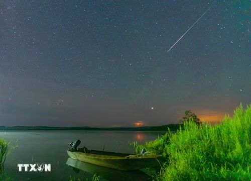 Mưa sao băng Perseid trên bầu trời tỉnh Hắc Long Giang, Trung Quốc, ngày 12/8/2026. (Ảnh: THX/TTXVN phát)