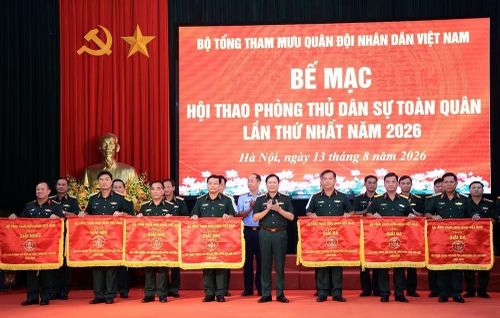 Đại tướng Nguyễn Tân Cương, Tổng tham mưu trưởng Quân đội nhân dân Việt Nam, Thứ trưởng Bộ Quốc phòng trao giải Nhất, Nhì, Ba toàn đoàn cho các đội tuyển. (Ảnh: Tuấn Anh/TTXVN)