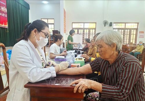 Lực lượng chức năng lấy mẫu ADN bà Hà Thị Bốn để xác định danh tính thân nhân liệt sĩ.