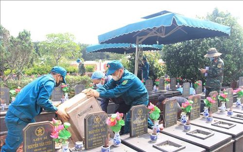 Các lực lượng chức năng tổ chức lấy mẫu ADN tại Nghĩa trang liệt sĩ Đăk Đoa, tỉnh Gia Lai.