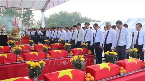 Các đại biểu dành phút mặc niệm, tưởng nhớ các liệt sĩ trước khi thực hiện nghi thức an táng tại Nghĩa trang Liệt sĩ Bình Phước.