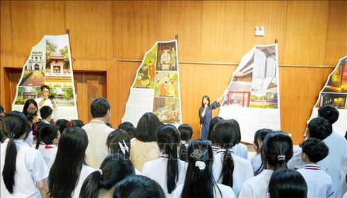 Khách tham quan triển lãm. Ảnh: Văn Đức/TTXVN