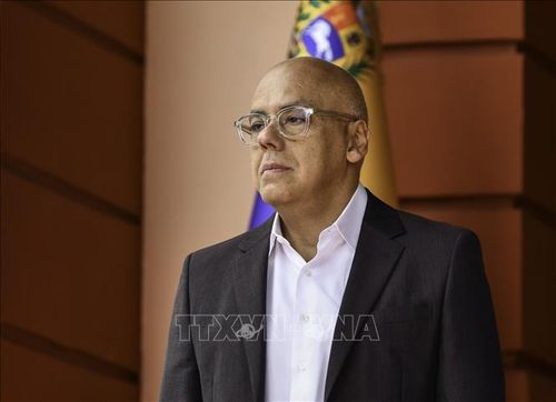 Chủ tịch Quốc hội Venezuela Jorge Rodriguez tại cuộc họp báo ở Caracas. Ảnh (tư liệu): THX/TTXVN