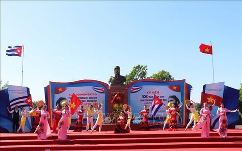 Tiết mục văn nghệ tại buổi lễ.