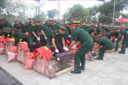 Truy điệu, an táng các liệt sĩ quân tình nguyện và chuyên gia Việt Nam hy sinh khi làm nhiệm vụ quốc tế tại Lào.