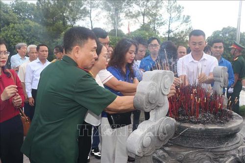 Thắp hương tri ân các anh hùng liệt sỹ tại Nghĩa trang liệt sĩ Nghi Lộc.
