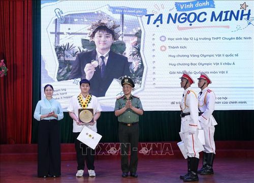 Tuyên dương học sinh Tạ Ngọc Minh đoạt Huy chương Vàng Olympic Vật lý quốc tế, Huy chương Bạc Olympic Vật lý châu Á và Giải Nhất cấp quốc gia môn Vật lý năm học 2025 - 2026.