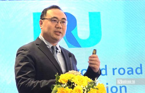 Ông Wang Ran, đại diện Liên đoàn Vận tải Đường bộ Quốc tế (IRU) phụ trách khu vực ASEAN, giới thiệu về cơ chế TIR và khả năng rút ngắn thủ tục vận tải xuyên biên giới.