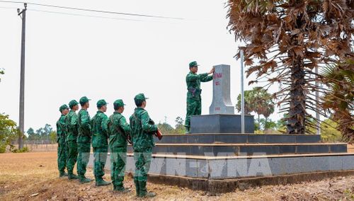 Cán bộ, chiến sĩ Bộ đội Đồn Biên phòng Tân Phú tuần tra, kiểm tra khu vực mốc quốc giới trên tuyến biên giới Tây Ninh. Ảnh: Minh Phú - TTXVN