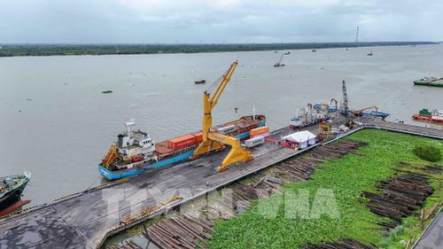 Nhiều năm qua, hoạt động chung tại cảng Cái Cui chưa hiệu quả như mong muốn do độ sâu luồng hàng hải từ biển vào sông Hậu không đảm bảo, các phương tiện tàu trọng tải lớn không thể vào đến cảng. Ảnh: Thanh Liêm - TTXVN