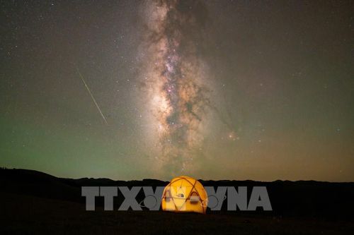 Mưa sao băng Perseid trên bầu trời tỉnh Tứ Xuyên, Trung Quốc, ngày 12/8/2026. Ảnh: THX/TTXVN phát