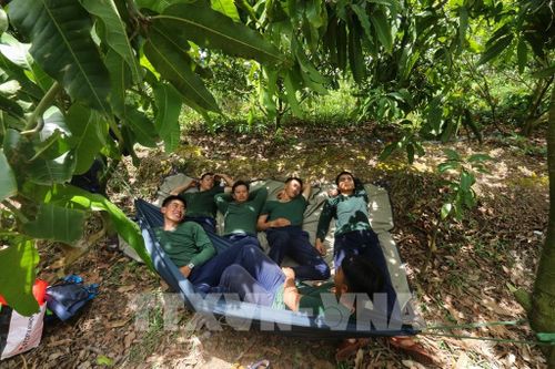 Phút nghỉ trưa dã chiến của các chiến sĩ Đội K91. Ảnh: Hồng Thái - TTXVN