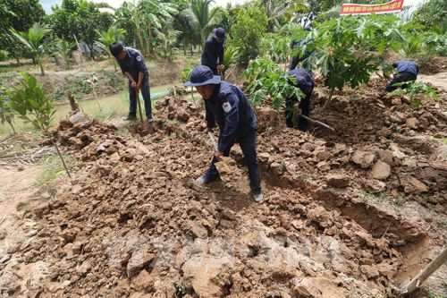 Từng mét đất được khoanh vùng khi thực hiện tìm kiếm hài cốt liệt sĩ. Ảnh: Hồng Thái - TTXVN