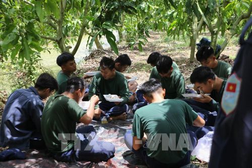 Bữa cơm chiến sĩ ở khu vực thực địa tìm kiếm hài cốt liệt sĩ trên địa bàn tỉnh Đồng Tháp. Ảnh: Hồng Thái - TTXVN