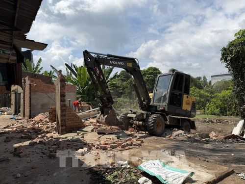 Đơn vị thi công triển khai dự án sau khi người dân bàn giao mặt bằng. Ảnh: K GỬIH - TTXVN