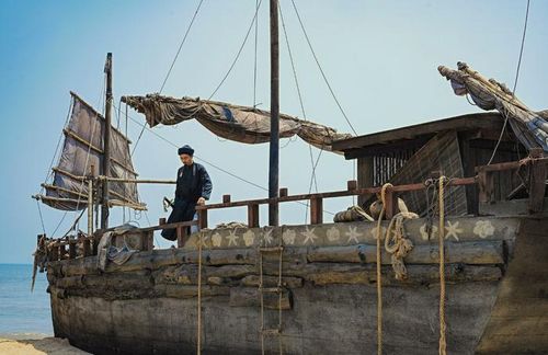 Victor Vũ tiếp tục khai thác màu sắc trinh thám, cổ trang và kỳ bí trong Thám Tử Kiên: Lời Nguyền Hoàng Kim. Ảnh: NSX