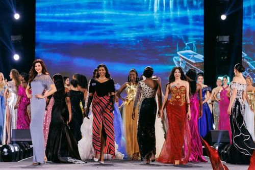 Các thí sinh trình diễn trang phục dạ hội tại Miss World.
