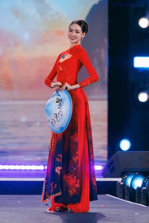 Bảo Ngọc, đại diện của Việt Nam, trong phần trình diễn áo dài ở đêm khai mạc Miss World.