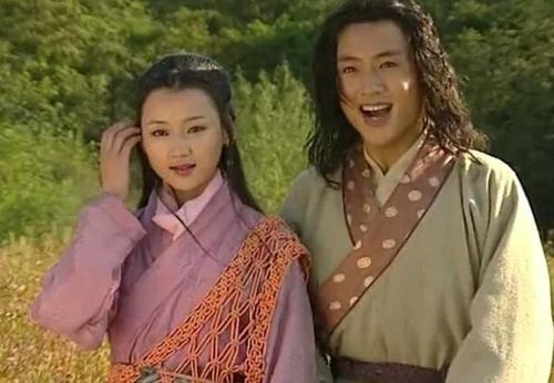 Thạch Phá Thiên là trường hợp đặc biệt trong hệ thống nhân vật của Kim Dung. Sau khi lĩnh hội Thái Huyền Kinh, chàng đạt đến cảnh giới võ học gần như vượt khỏi giới hạn thông thường của võ lâm. So với anh, A Tú có võ công khiêm tốn hơn nhiều và chủ yếu gây ấn tượng bởi sự thông minh, tình cảm dành cho Thạch Phá Thiên. Vì vậy, sức mạnh của cặp đôi này gần như tập trung hoàn toàn vào nhân vật nam chính. Chỉ riêng Thạch Phá Thiên cũng đã đủ tạo nên khác biệt rất lớn trong mọi cuộc đối đầu.