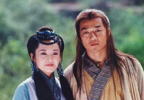 Lệnh Hồ Xung là một trong những kiếm khách nổi bật nhất của Kim Dung, đặc biệt sau khi lĩnh hội Độc Cô Cửu Kiếm và tiếp nhận Dịch Cân Kinh. Điểm mạnh của chàng nằm ở khả năng phá giải chiêu thức và ứng biến trong chiến đấu. Nhậm Doanh Doanh không có thực lực võ công ngang bằng Lệnh Hồ Xung nhưng sở hữu bản lĩnh, sự quyết đoán và khả năng xử lý tình huống. Cặp đôi vì thế không chỉ nổi bật về tình cảm mà còn tạo nên sự cân bằng giữa võ công, bản lĩnh và trí tuệ.