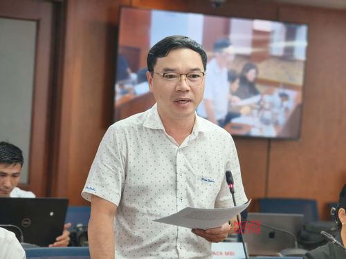 Ông Nguyễn Văn Hoan, Phó Trưởng phòng Phát triển Đô thị, Sở Xây dựng TP.HCM, phát biểu tại họp báo. Ảnh: T.D.