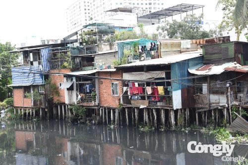 Những ngôi nhà lụp xụp, tạm bợ xung quanh rạch Văn Thánh.