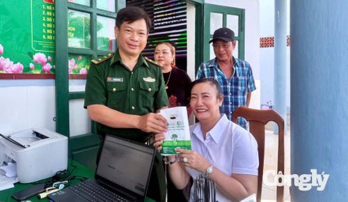 Người dân được cấp thuốc miễn phí sau khi thăm khám.