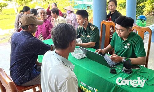 Người dân thực hiện đăng ký trước khi khám mắt