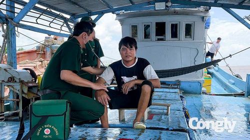 Quân y Hải đội Biên phong thăm khám sức khỏe cho các ngư dân.