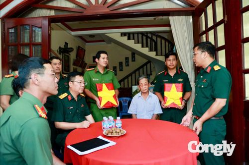 Trao di ảnh cho thân nhân liệt sĩ.