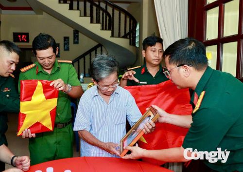Trao tặng di ảnh cho thân nhân liệt sĩ.