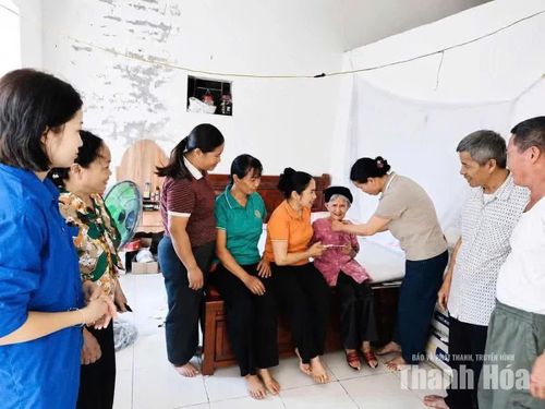Lãnh đạo và các đoàn thể thôn Phú Lộc thăm hỏi, tặng quà các gia đình chính sách, người có công với cách mạng.