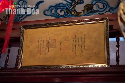 Sắc phong được lưu giữ trang trọng tại đền.