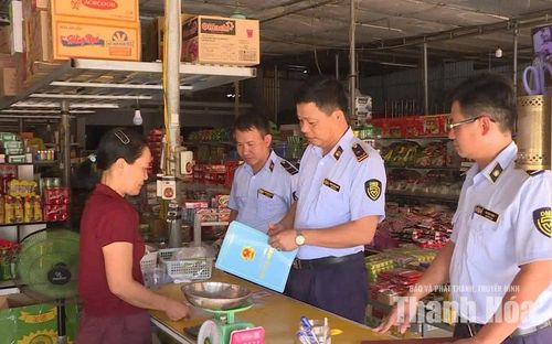 Lực lượng Quản lý thị trường Thanh Hóa kiểm tra việc chấp hành các quy định trong kinh doanh hàng hóa tại xã Thượng Ninh.
