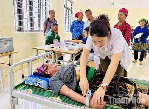 Bác sĩ khám sàng lọc bệnh tật cho người dân xã Trung Lý.