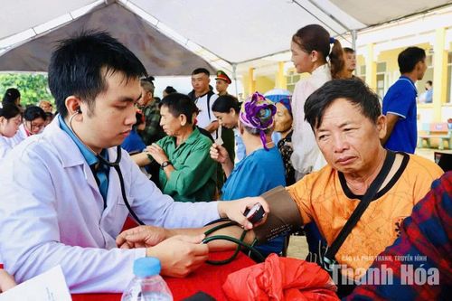 Bác sĩ khám sàng lọc cho người dân xã Trung Lý.