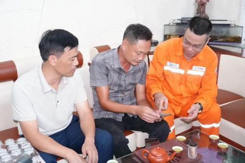Nhân viên Công ty Điện lực Thanh Hóa hướng dẫn, tuyên truyền kiến thức an toàn điện cho người dân.