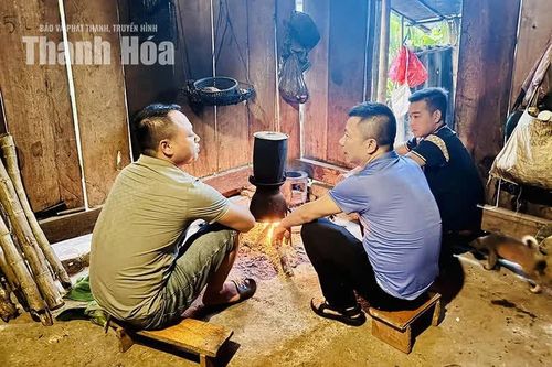 Anh Cút Văn Dân (ngoài cùng bên trái) cùng tổ công tác của xã vận động con em trong thôn đến trường.
