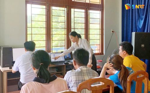 UBND xã Phước Trà tập huấn kỹ năng tin học, dịch vụ công trực tuyến, ứng dụng công nghệ số phục vụ công việc cho cán bộ chủ chốt thôn. Ảnh: N.ĐOAN