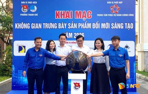 Các đại biểu thực hiện nghi thức khai mạc “Không gian trưng bày sản phẩm đổi mới sáng tạo” phường Thanh Khê. Ảnh: KHÁNH LINH