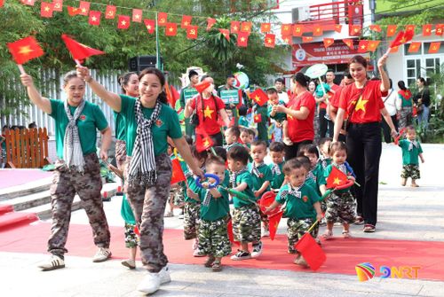 Nhiều cơ sở giáo dục mầm non giáo dục trẻ bằng các hình thức trải nghiệm mới mẻ. Trong ảnh: Trường Mầm non Ngọc Lan (phường Hải Châu) tổ chức hội thao “Bé đi giữa cờ hoa”. Ảnh: NGỌC HÀ