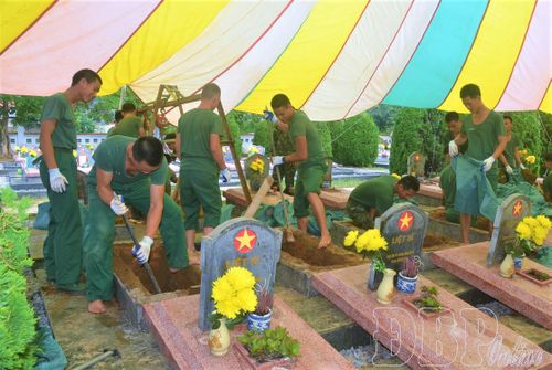 Vượt lên khó khăn về thời tiết và đặc thù kết cấu nghĩa trang, mỗi cán bộ, chiến sĩ, đều nỗ lực hoàn thành nhiệm vụ thiêng liêng và ý nghĩa này.